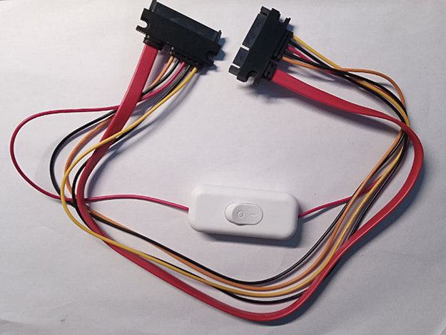 Обычный выключатель на красном проводе соединительного кабеля.